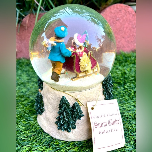 Christmas Musical Snow/Water Globe Limited Edition Collection - "Jingle Bells" - Picture 2 of 7